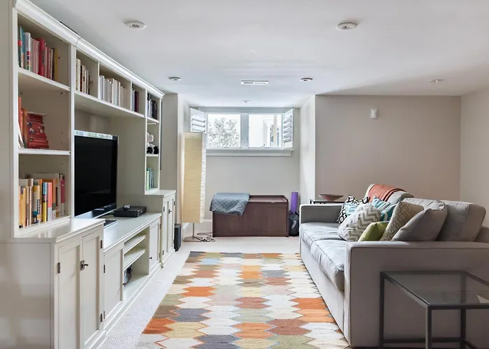 Explore Sights Of Washington From Spacious Crib